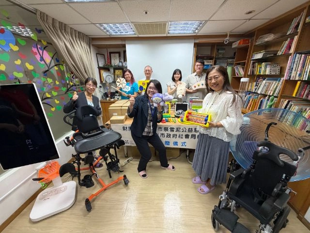 本會捐贈兒童輔具予臺北市政府社會局　陪伴孩子安心成長